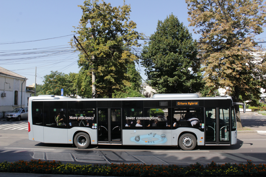 În autobuz nu se urcă atunci când se închid uşile