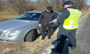 Maşină înmatriculată în România, cu asigurare falsă