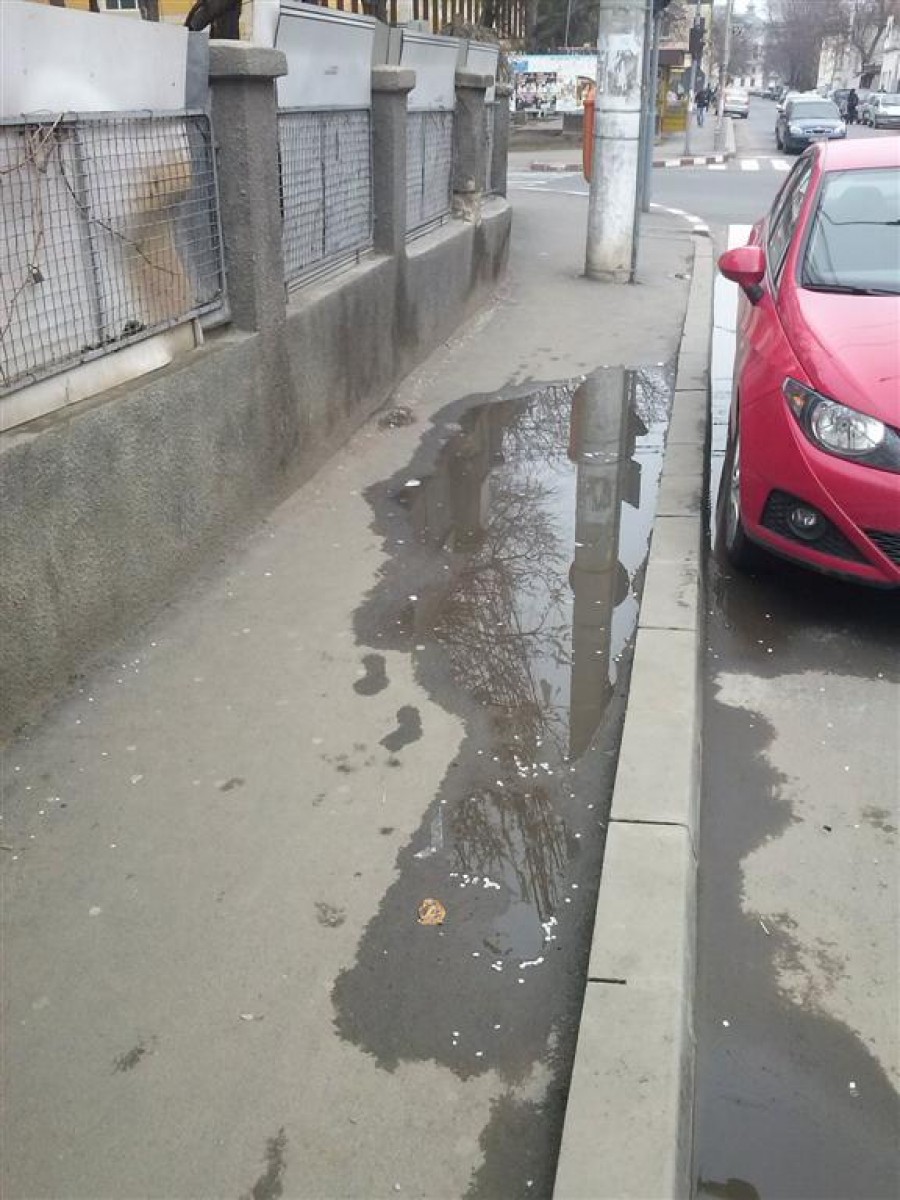 Strada Eroilor. Cum să-ţi faci lac de acumulare pe trotuar 