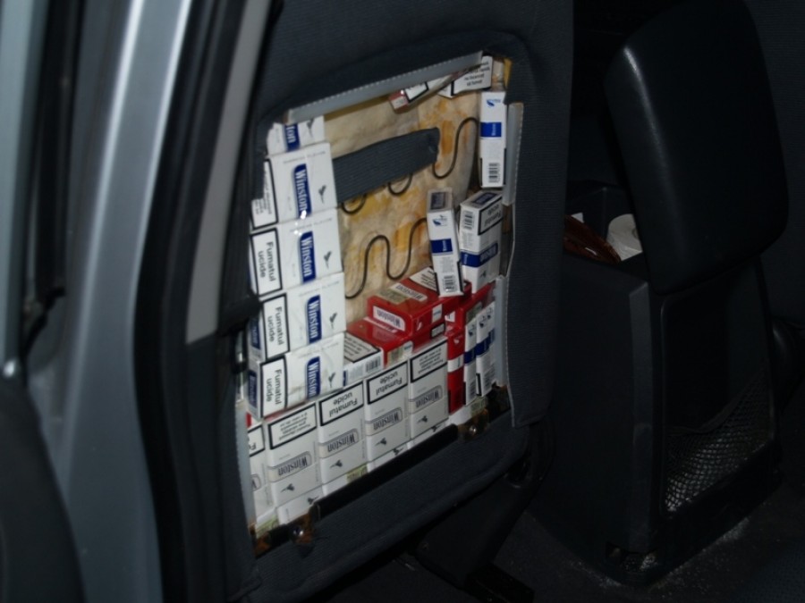 Banchetele maşinii unui moldovean erau burduşite cu ţigări de contrabandă