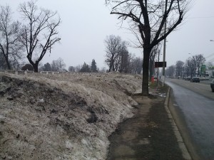 O banchiză pe... strada Coşbuc/ Munţi de zăpadă murdară, asezonată cu gunoaie 