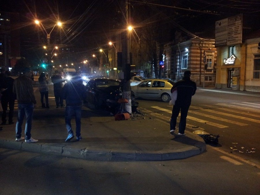 ACCIDENT TERIBIL la Potcoava. Un BMW a RUPT UN STÂLP cu semafor