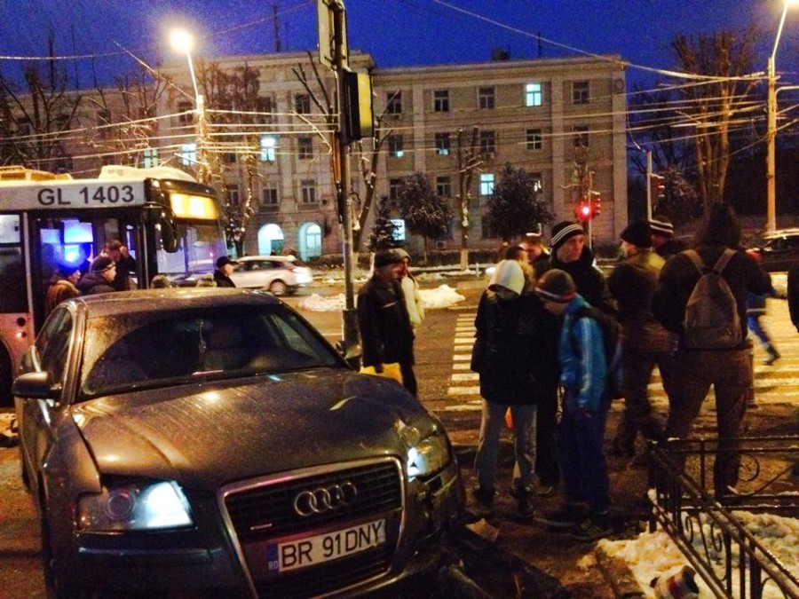 Accident în fața Poliției Județene. Un Audi a fost ”scos” de pe stradă de un Renault