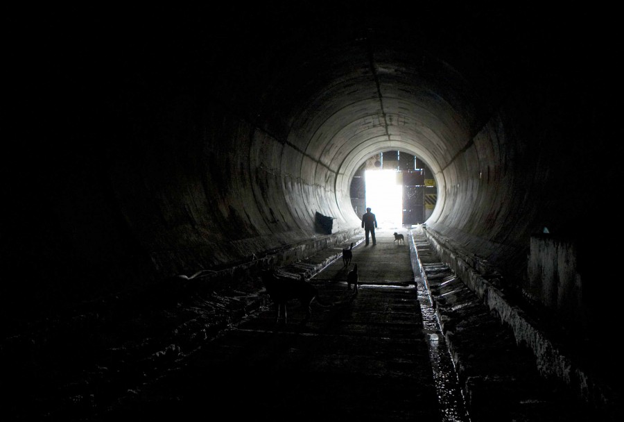 Pe calea ferată nu se vede luminiţa de la capătul tunelului