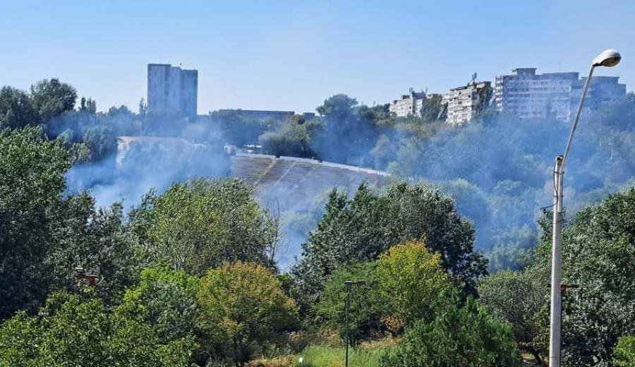 Vegetație uscată în flăcări, la Stadionul "Dunărea"