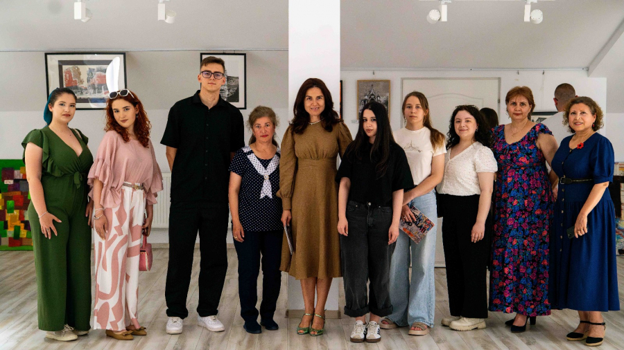 Tineri artişti gălăţeni expun creaţii inspirate de maeştrii interbelici şi patrimoniul local (FOTO)