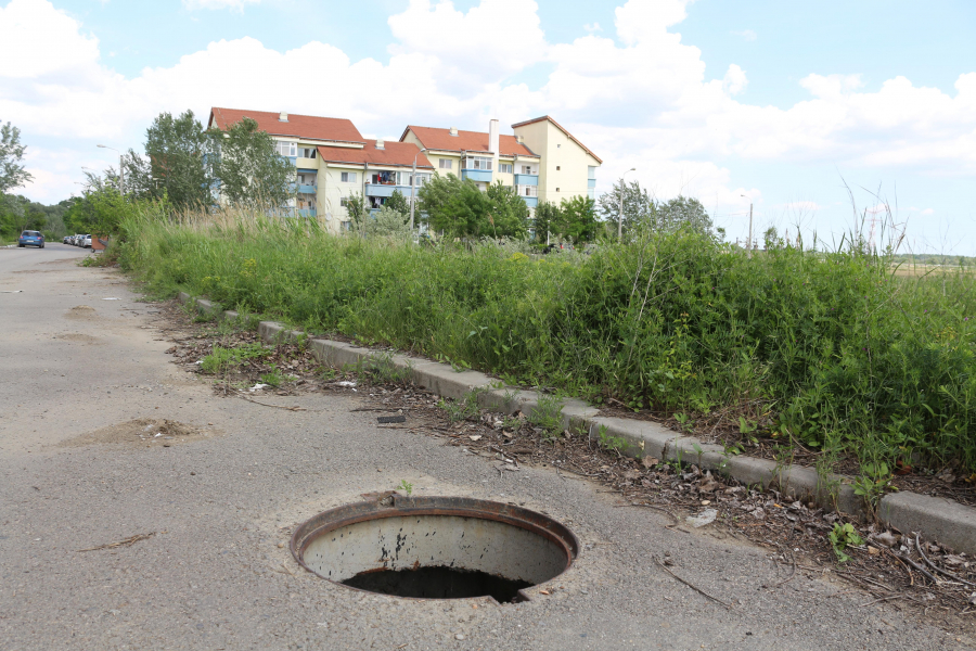 35 de guri de canal descoperite, într-un singur cartier