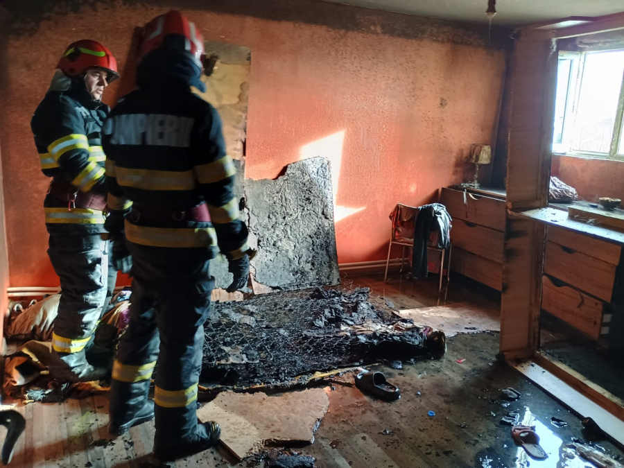 Doi copii au incendiat casa cu o brichetă găsită pe pat