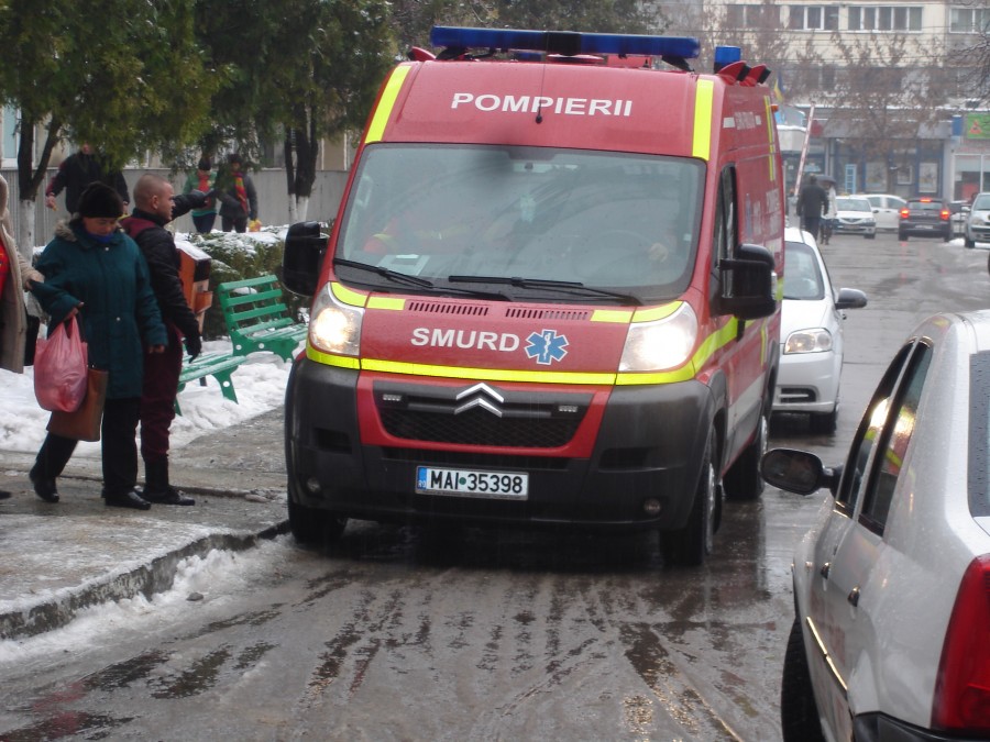 IARNA LA GALAŢI/ Sute de gălăţeni au ajuns la urgenţe din cauza GHEŢII de pe TROTUARE (FOTO)