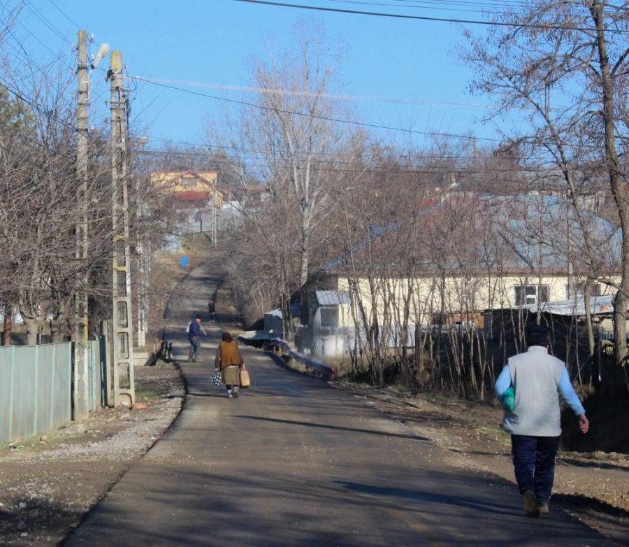 TINERII din Tuluceşti PLEACĂ, dacă nu au locuri de muncă. Ce MĂSURI ia primarul comunei gălăţene