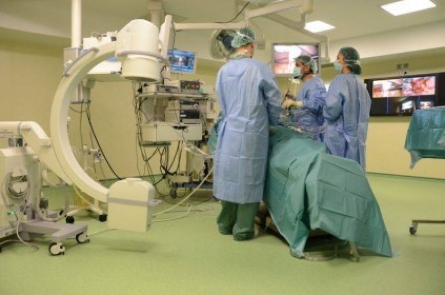 Pacienţi cu cancer condamnaţi la moarte, în timp ce aparatul care i-ar putea salva se prăfuieşte
