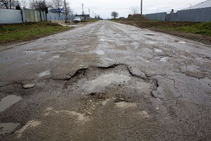 Reabilitarea DN 24D Cuca - Vârlezi se lasă aşteptată. Vieţile şoferilor şi ale pasagerilor, în pericol