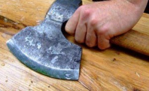 LOVIT în cap cu TOPORUL, într-un CONFLICT spontan