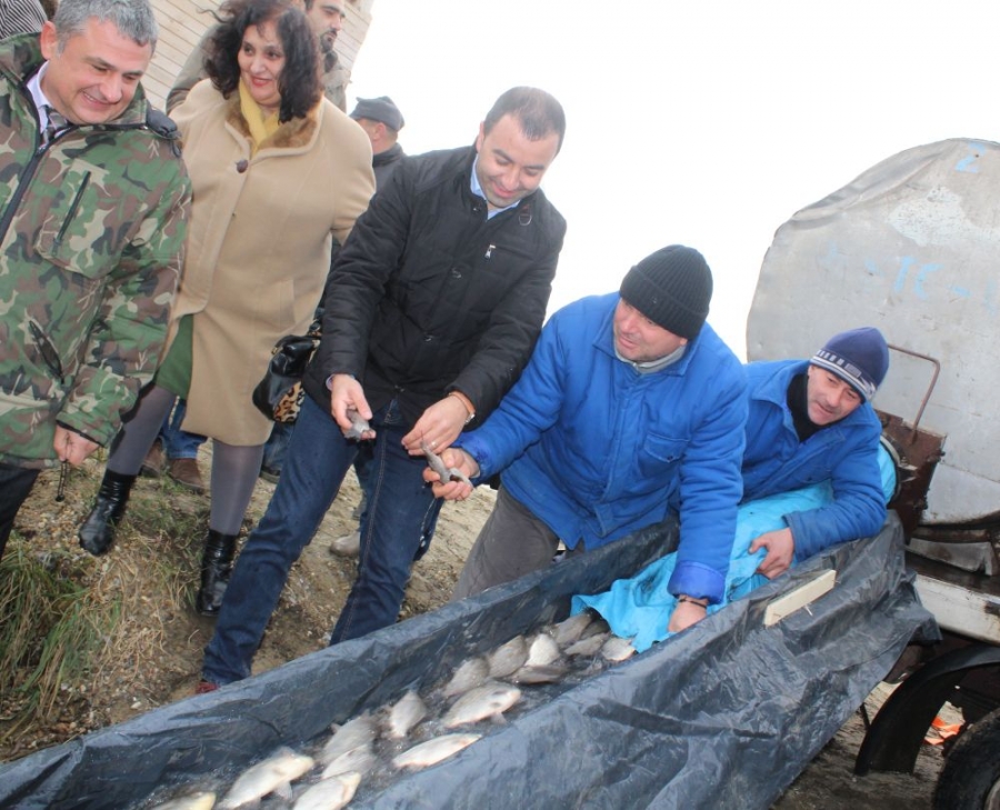 Pentru viitoarele concursuri de pescuit: BALTA ZĂTUN, populată cu 12 tone de peşte