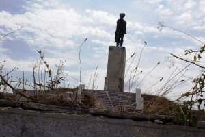 Cea mai înaltă STATUIE din judeţul Galați, uitată de autorităţi