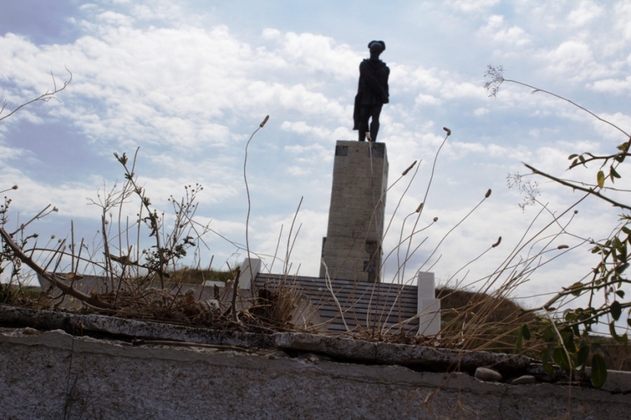 Cea mai înaltă STATUIE din judeţul Galați, uitată de autorităţi