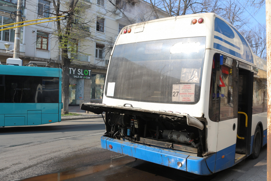 Ies aburi din autobuzele aflate pe traseu (VIDEO)