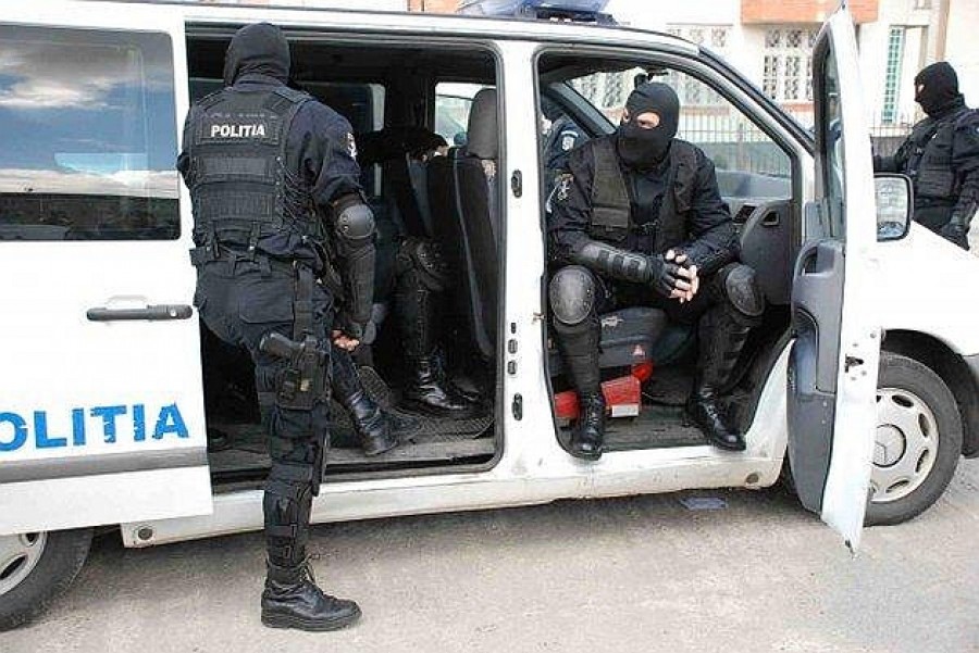 Percheziţii în căutarea contrabandiştilor de ţigări. Doi poliţişti de frontieră au fost reţinuţi 