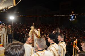 Hristos a Înviat! Mii de credincioși au luat Lumina Sfântă de la Catedrală