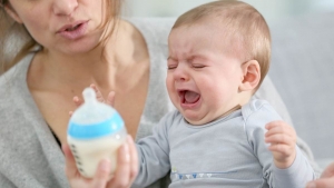 Cum trebuie să reacţioneze părinţii la plânsul bebeluşului