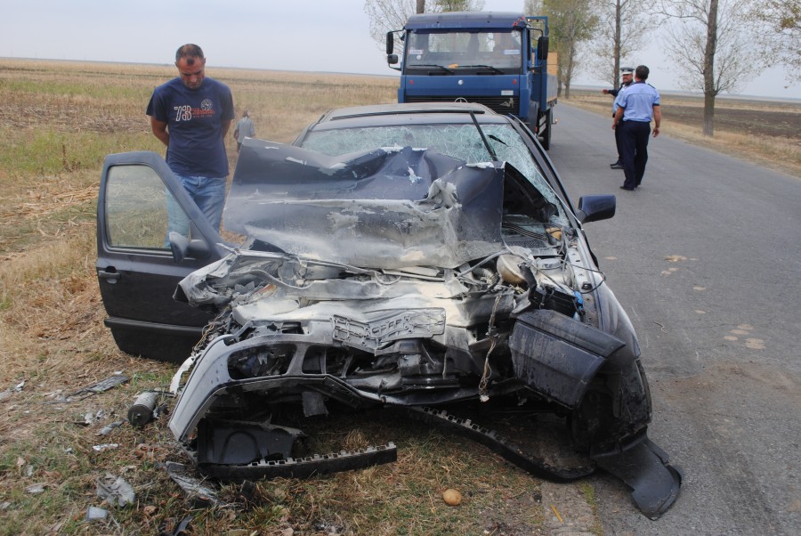 Grav accident la Valea Mărului! Doi bărbaţi au murit într-o depăşire periculoasă