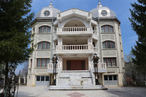 Misterul palatului din mijlocul satului Rădești