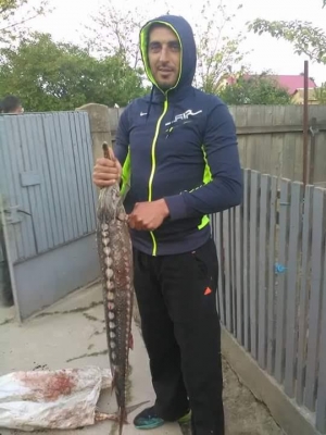 Lauda dăunează la cazier. S-a pozat cu un peşte a cărui capturare este INTERZISĂ de lege