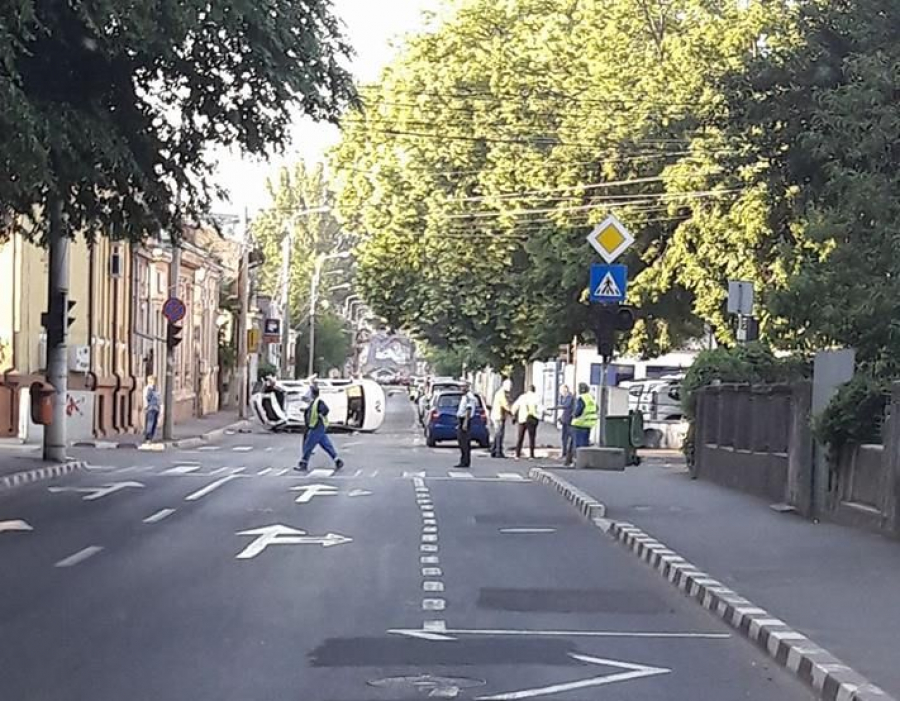 Taxi răsturnat pe strada Bălcescu. Şoferul, dus de urgenţă cu ambulanţa la spital