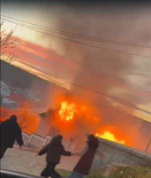 Alertă maximă după ce o vilă a ars din temelii (VIDEO)