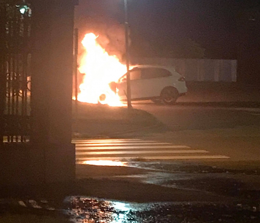 Mașină incendiată cu o sticlă de benzină. Poliția face anchetă (VIDEO)