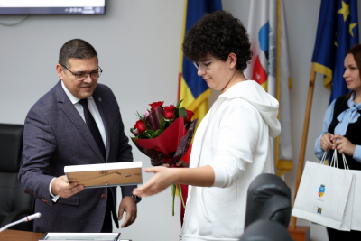 Elevii cu media 10 la Evaluarea Naţională şi Bacalaureat, premiaţi de aleşii locali (FOTO)