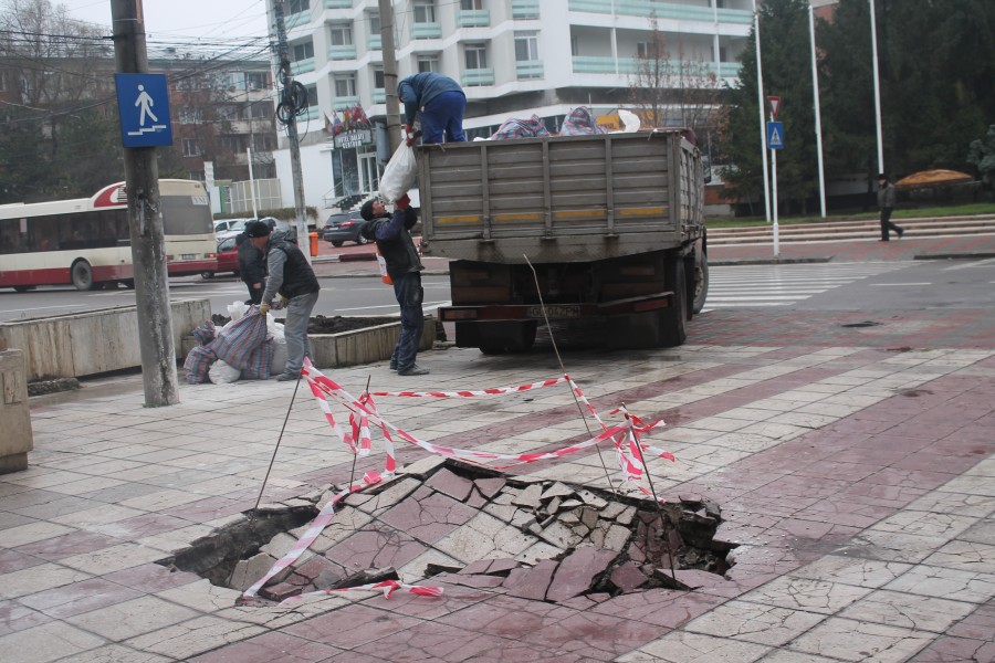 FOTO/ SURPARE în zona PASAJULUI din Centru. Proprietarul camionului a fost sancţionat