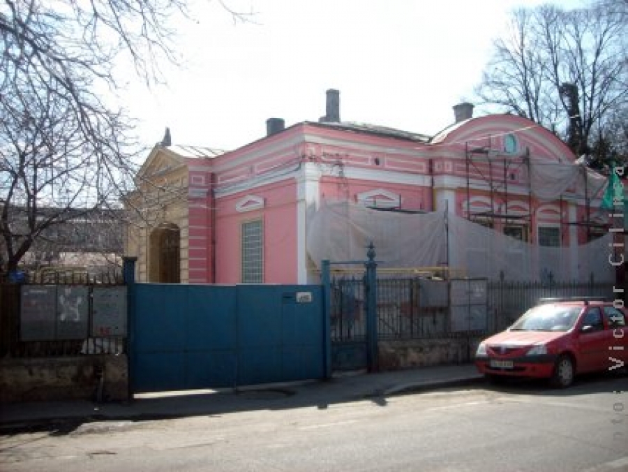 O casă de epocă, vopsită roz
