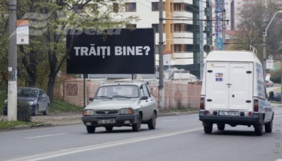 Candidaţii se bat… în afişe electorale 