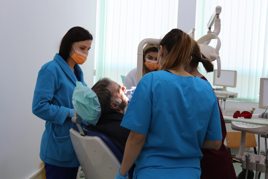 Proiect iniţiat acum aproape doi ani | Tratamente stomatologice gratuite pentru asistaţii Primăriei Galaţi (FOTO)