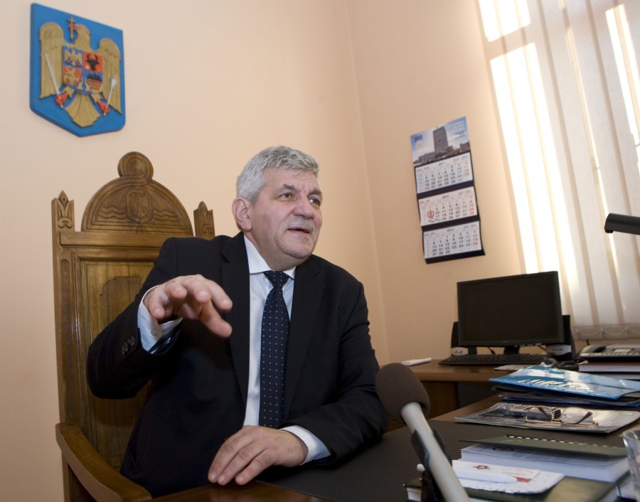 Prefectul, faţă în faţă cu premierul şi ministrul Internelor