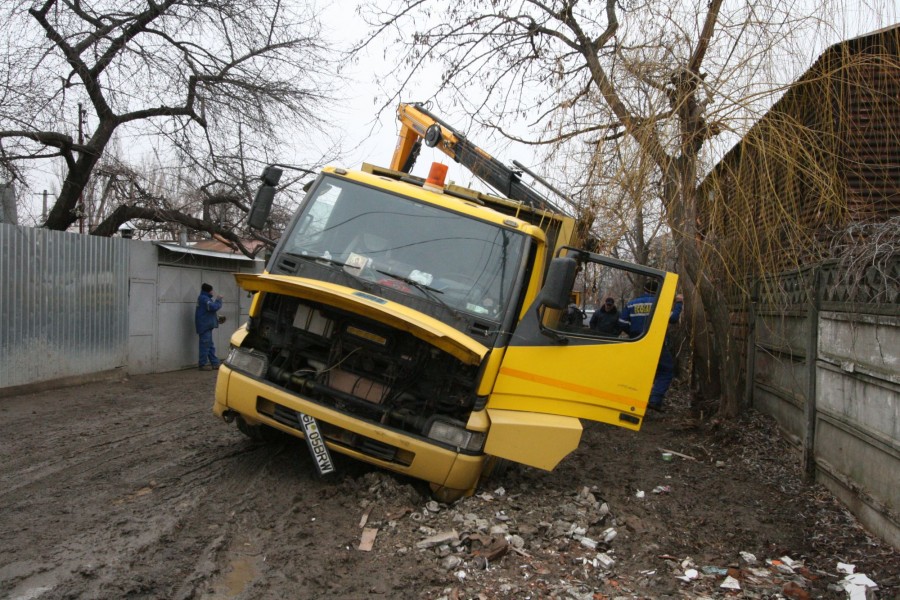 O maşină care aparţine societăţii Ecosal Galaţi s-a scufundat în noroi (GALERIE FOTO)