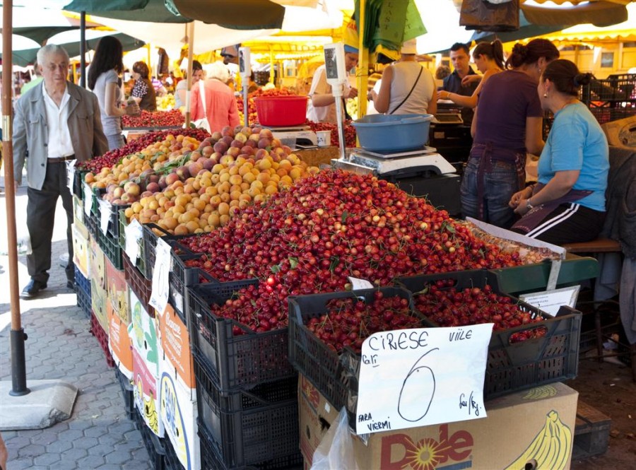 Pe tarabele din Piaţa Centrală: Fructe, cât vezi cu ochii! 