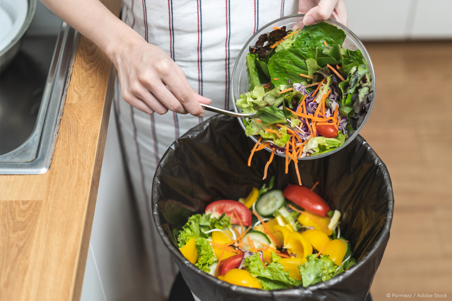 Românii aruncă mâncare pe bandă rulantă