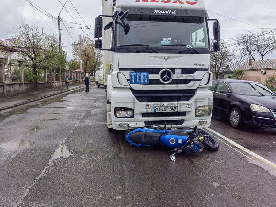 Accident în Bariera Traian. Un motociclist a fost lovit de tir