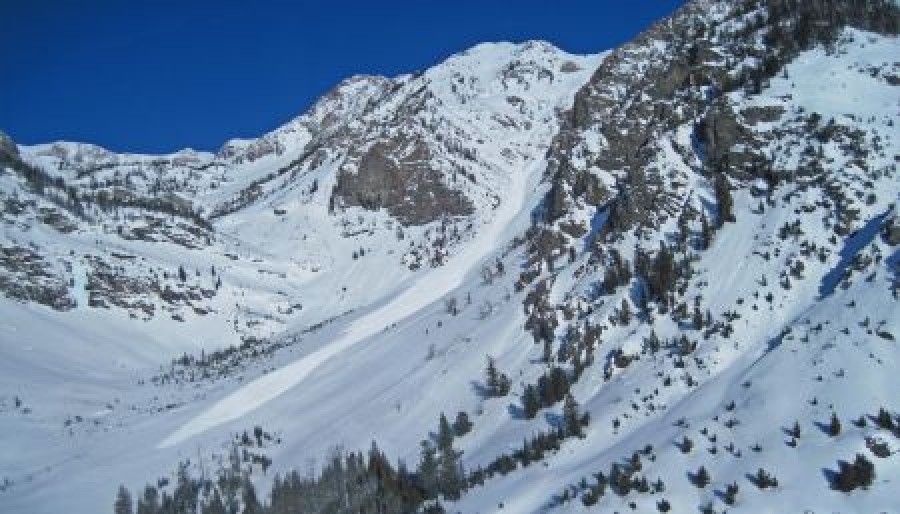 Risc de avalanşă în Masivul Bucegi. Turiştii sunt sfătuiţi să nu urce pe munte