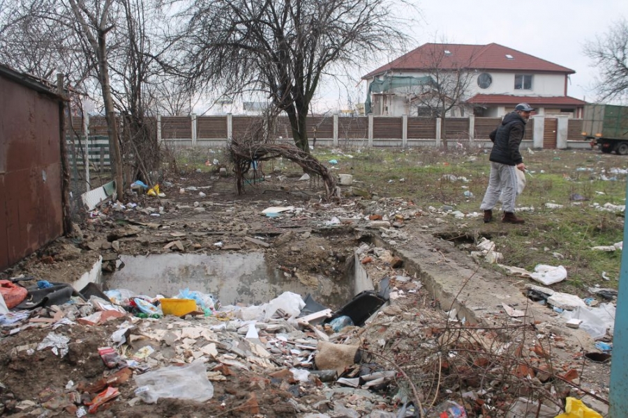 FOTO/ Mizerie în loc de modernizare, în cartierul gălăţean Micro17 - GARAJELE DEMOLATE au ajuns GROAPĂ DE GUNOI