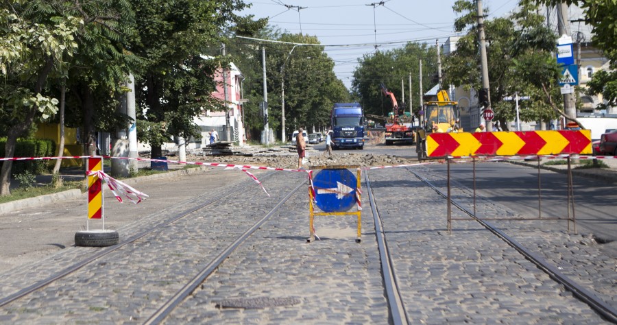 În sfârşit! SE LUCREAZĂ în intersecţia Basarabiei – Traian