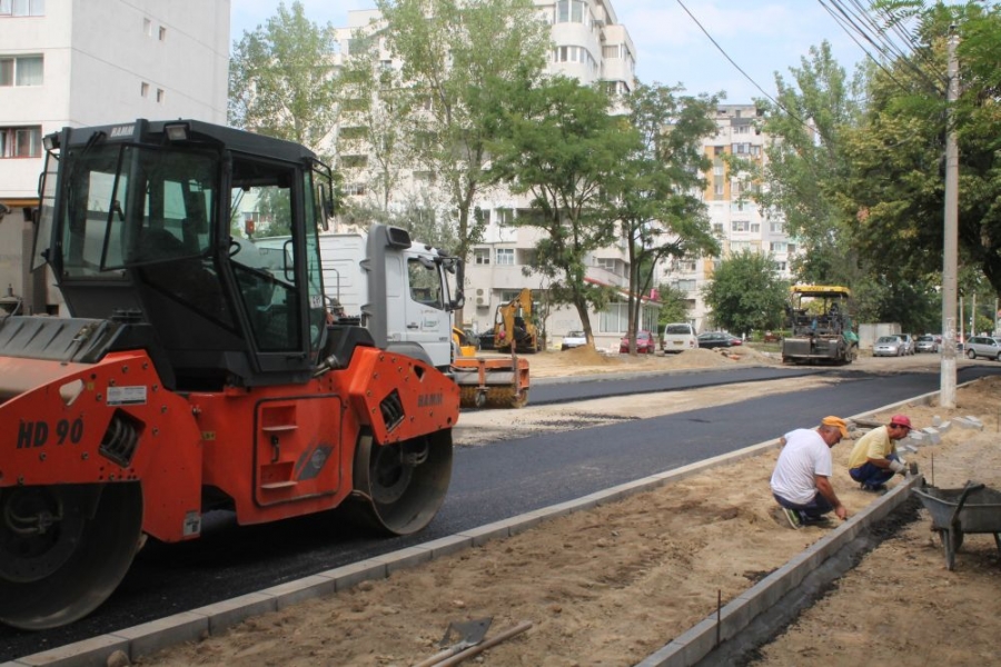 Se asfaltează strada Stadionului, după un an de la închidere (FOTO)