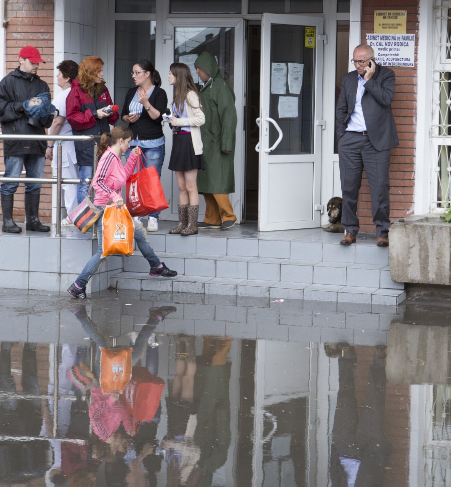 (FOTO) De ce se INUNDĂ permanent Valea Oraşului/ CANALIZARE înfundată cu MILIOANE DE EURO