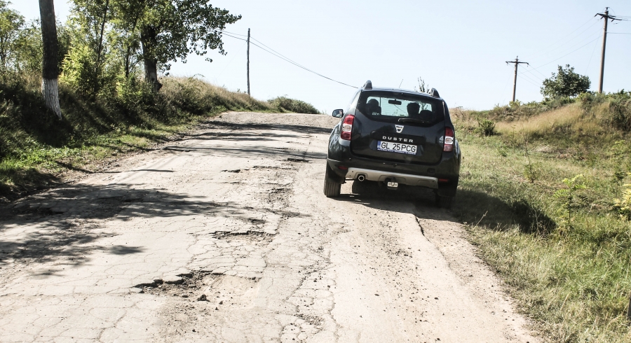 (FOTO/VIDEO) Cine merită şuturi pentru DRUMUL pe care şoferii îşi RISCĂ VIAŢA