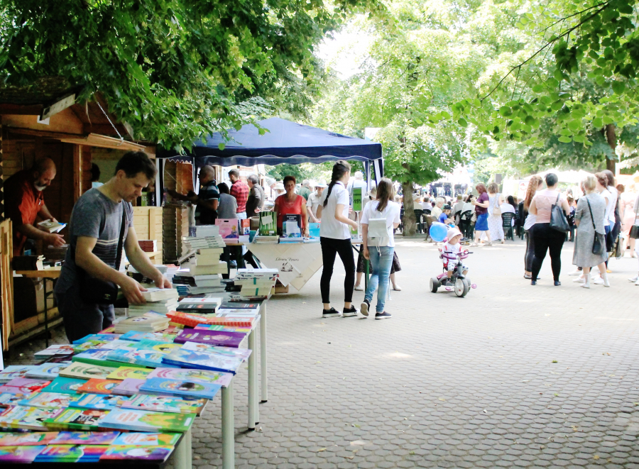 FESTIVALUL AXIS LIBRI | Programul evenimentelor de vineri