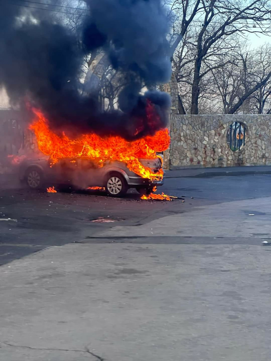 O mașină a ars ca o torță la Parcul CFR