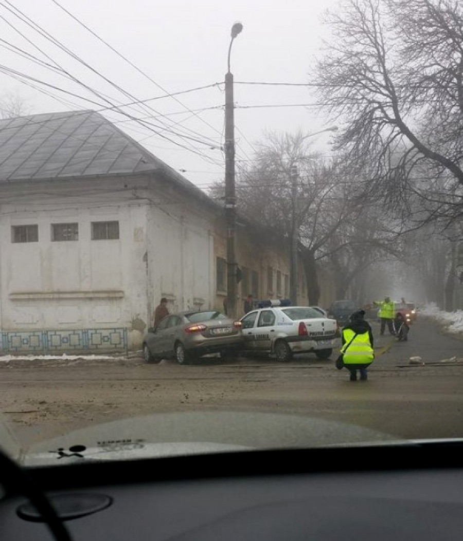 Doi poliţişti locali, RĂNIŢI într-un accident rutier petrecut în Galaţi