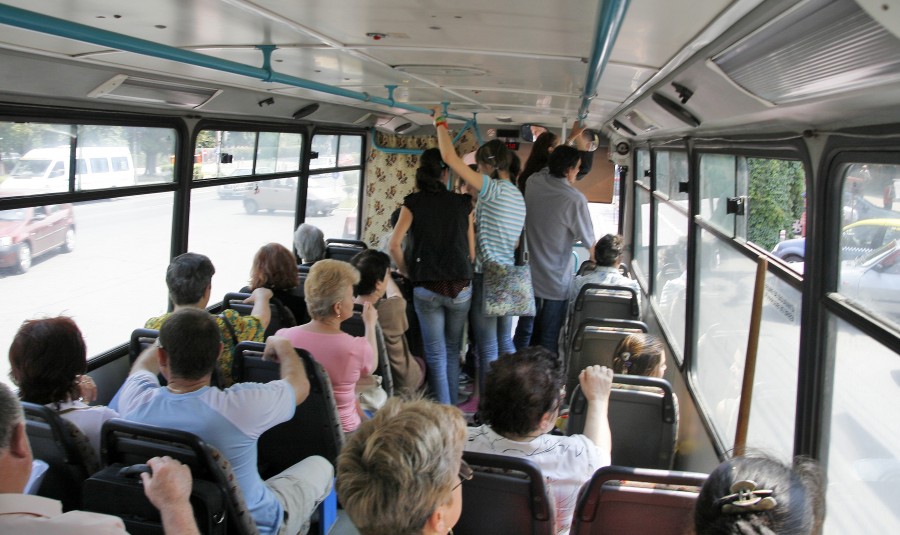 Călătorii din autobuze au nervi de fier şi răbdare de oţel